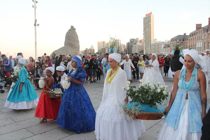 Ceremonia en Honor a Iemanjá en Mar del Plata
