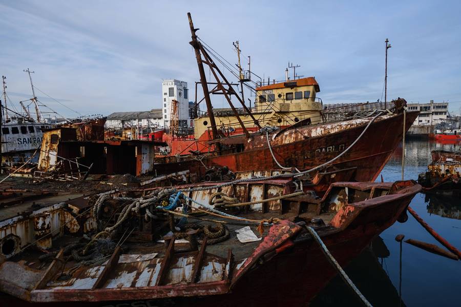 Inician la remoción y desguace de buques inactivos en el Puerto de Mar del Plata