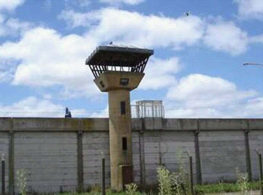 Da positivo un agente penitenciario en la cárcel de Batán y otros 14 permanecen aislados