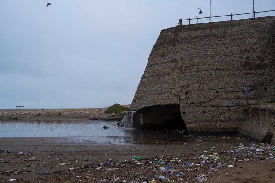 Vecinos y surfistas de la zona norte de Mar del Plata buscan detener la contaminación en playas