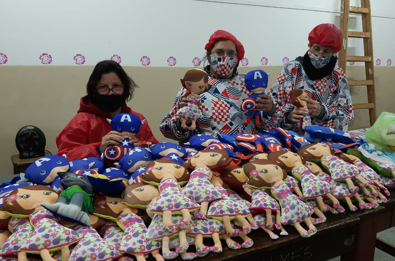 Docentes y estudiantes municipales confeccionan juguetes de tela y barbijos para ser donados