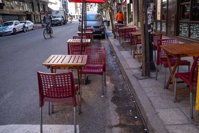 Sacan mesas y sillas a la calle en protesta para pedir aperturas de restaurantes en Mar del Plata