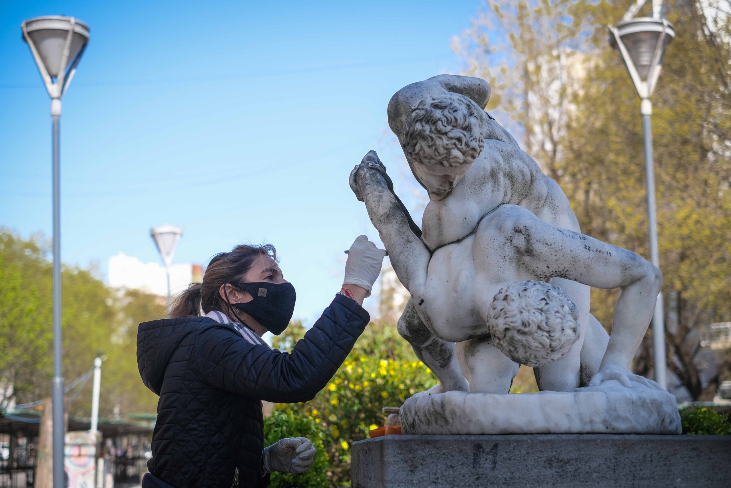 El municipio restaura las esculturas del patrimonio histórico de Mar del Plata