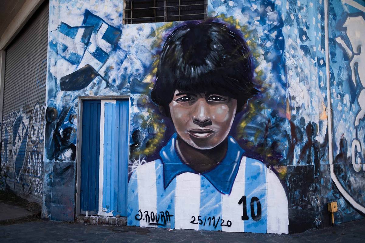 Artista plasmó su homenaje a Maradona en un mural frente al club Alvarado de Mar del Plata