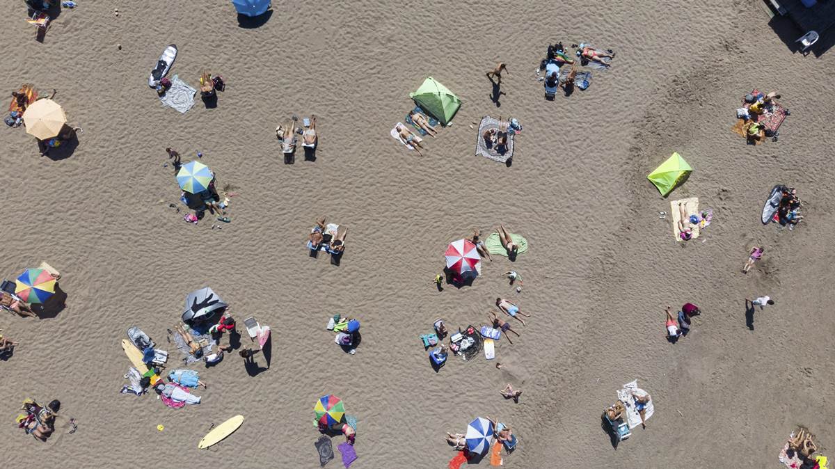 Los vendedores ambulantes de Mar del Plata iniciaron su temporada en las playas