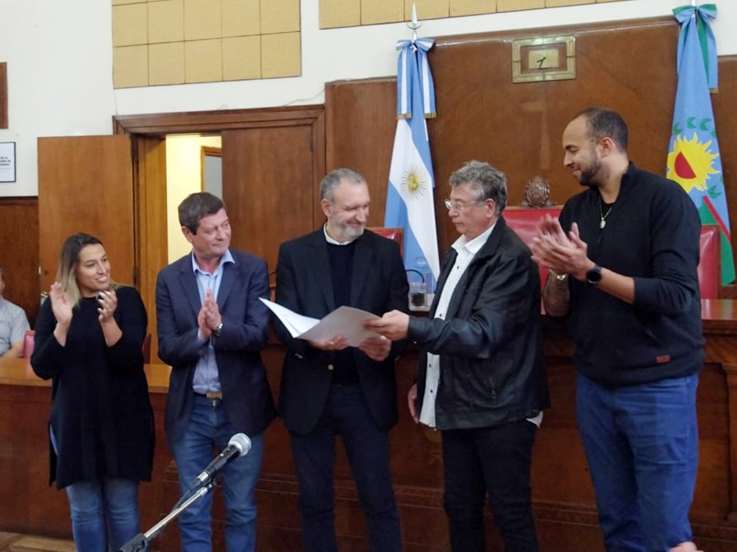 Emotivo reconocimiento al “Ruso” Muñoz, gran difusor del básquetbol marplatense y argentino: recibió la distinción “Vecino Destacado”