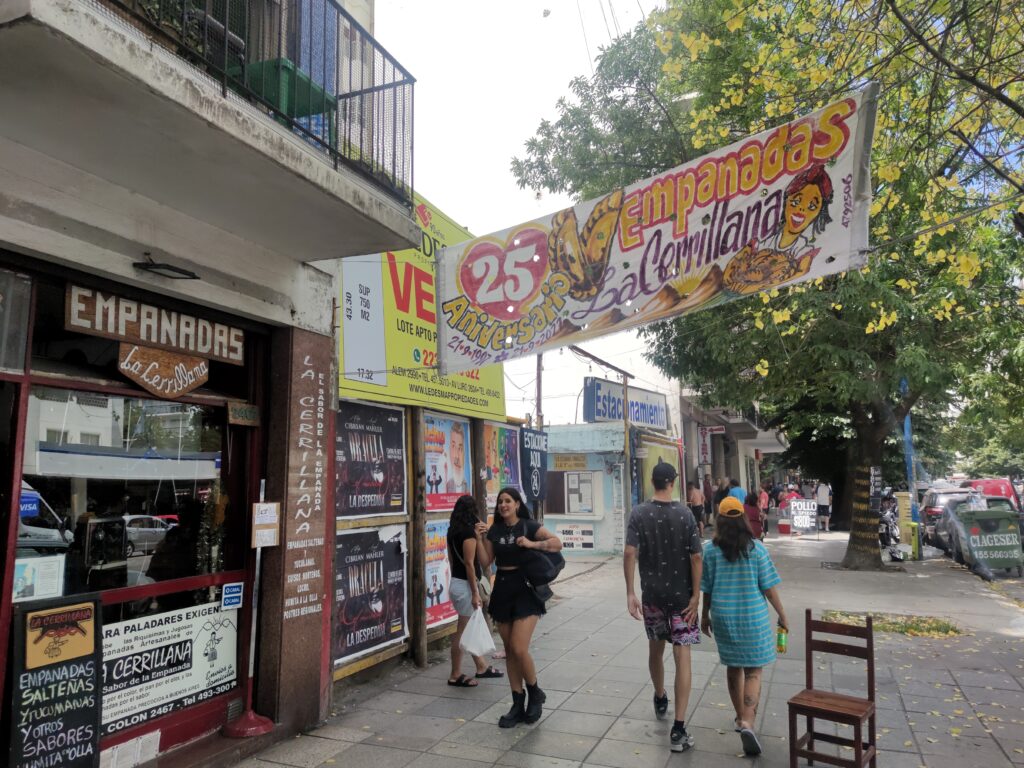¿Quién es la misteriosa artista que pasea a todo volumen por Mar del Plata? 4 1674588380652 01