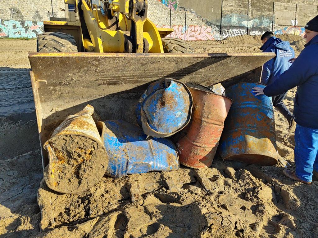 Encontraron tambores de hidrocarburos y cubiertas de autos enterrados en la playa