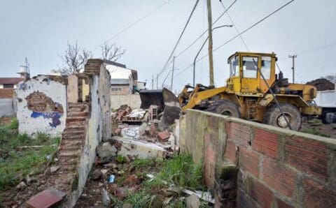 El Municipio demolió una vivienda abandonada que presentaba riesgo de derrumbe