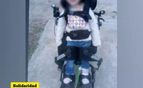 Le robaron la silla de ruedas a una nena de 4 años. Su familia lanzó una campaña para recuperarla