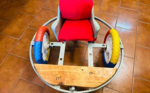 Elaboraron en una cárcel bonaerense una silla de ruedas adaptada para un niño de 5 años