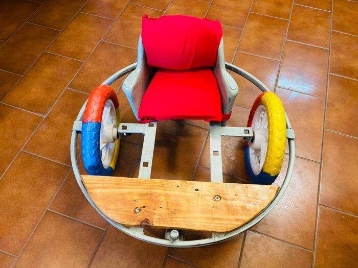 Elaboraron en una cárcel bonaerense una silla de ruedas adaptada para un niño de 5 años