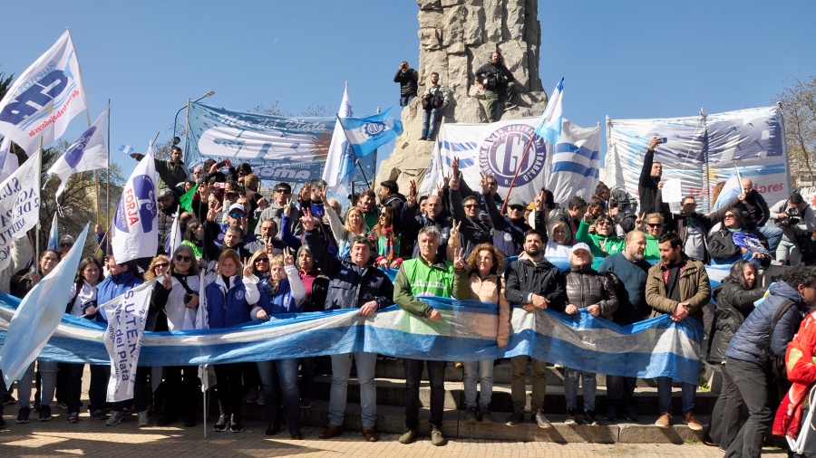 Miles de personas marcharon en Mar del Plata en repudio al ataque a Cristina