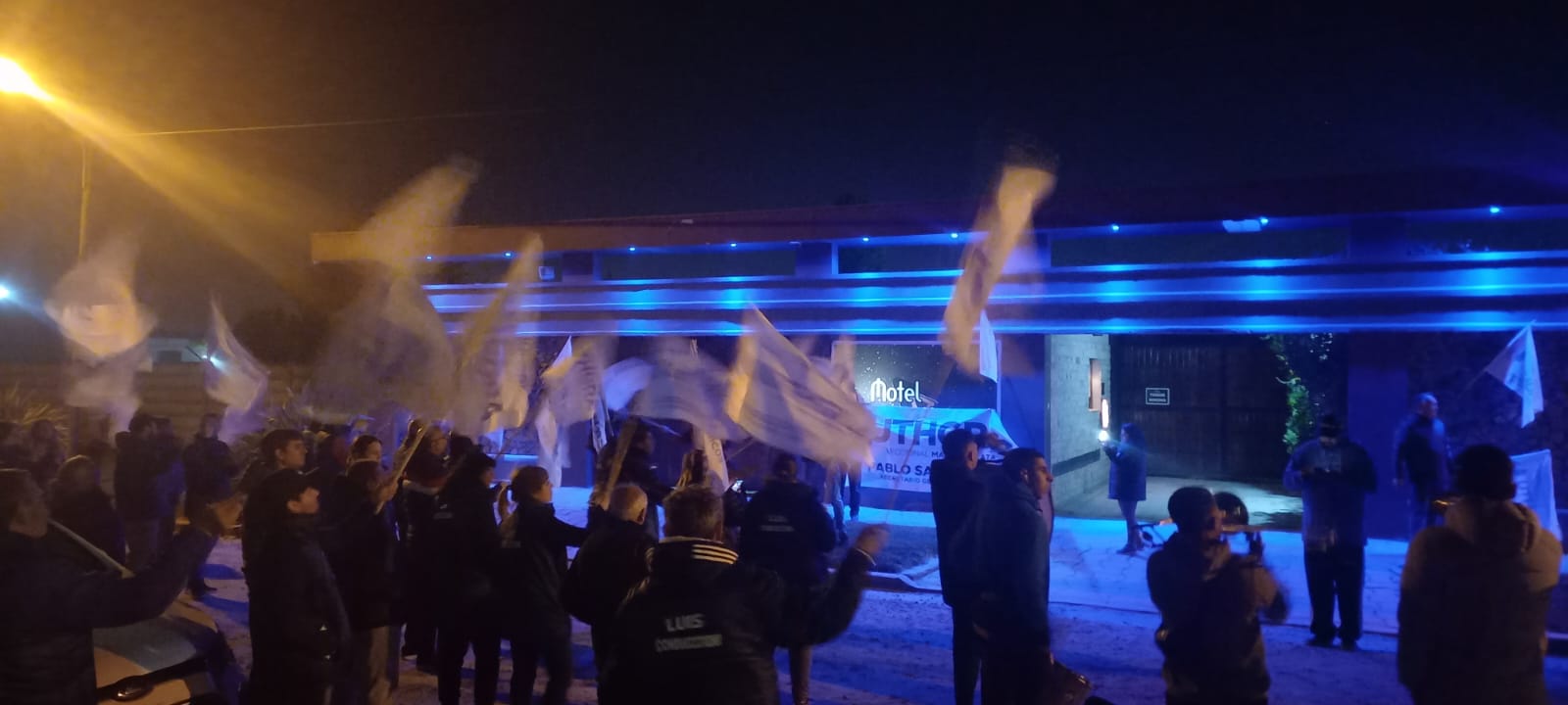 Protesta nocturna de UTHGRA en hotel de alojamiento contra el despido de una mucama