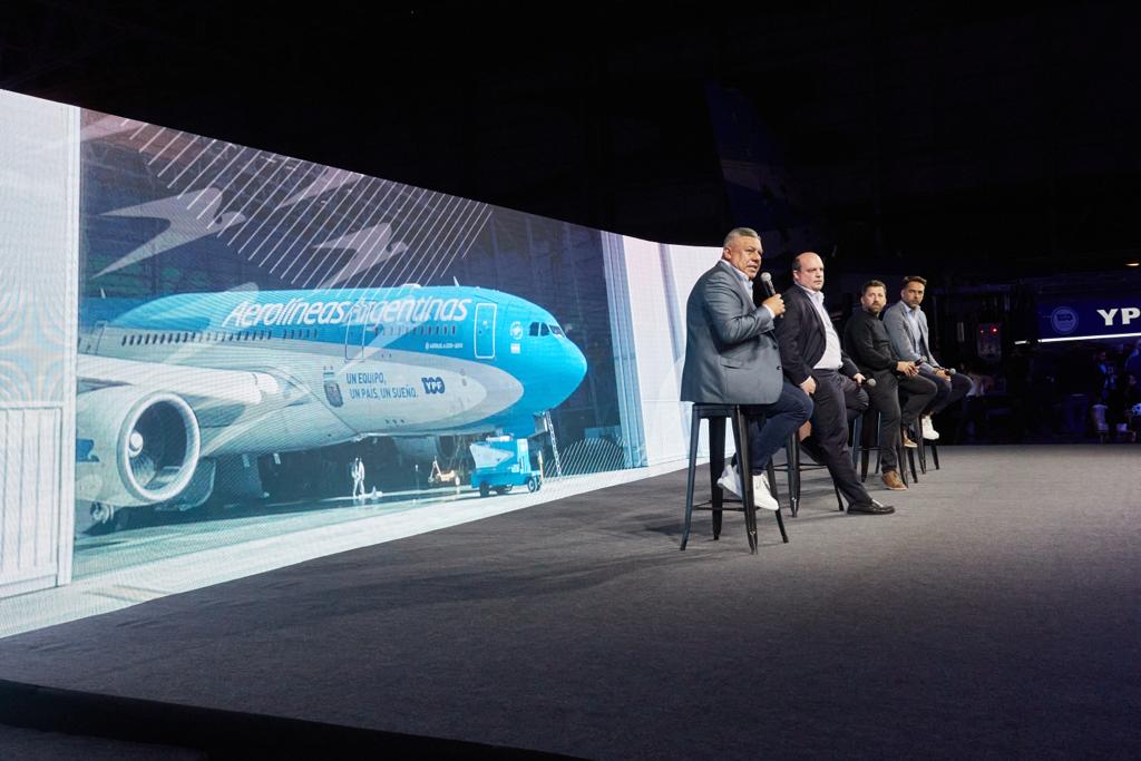 Presencia marplatense en la presentación del avión de Aerolíneas que llevará a los hinchas al Mundial