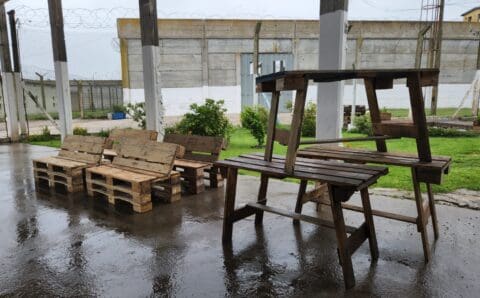 En la Alcaidía Penitenciaria de Batán elaboraron muebles para un geriátrico de Maipú