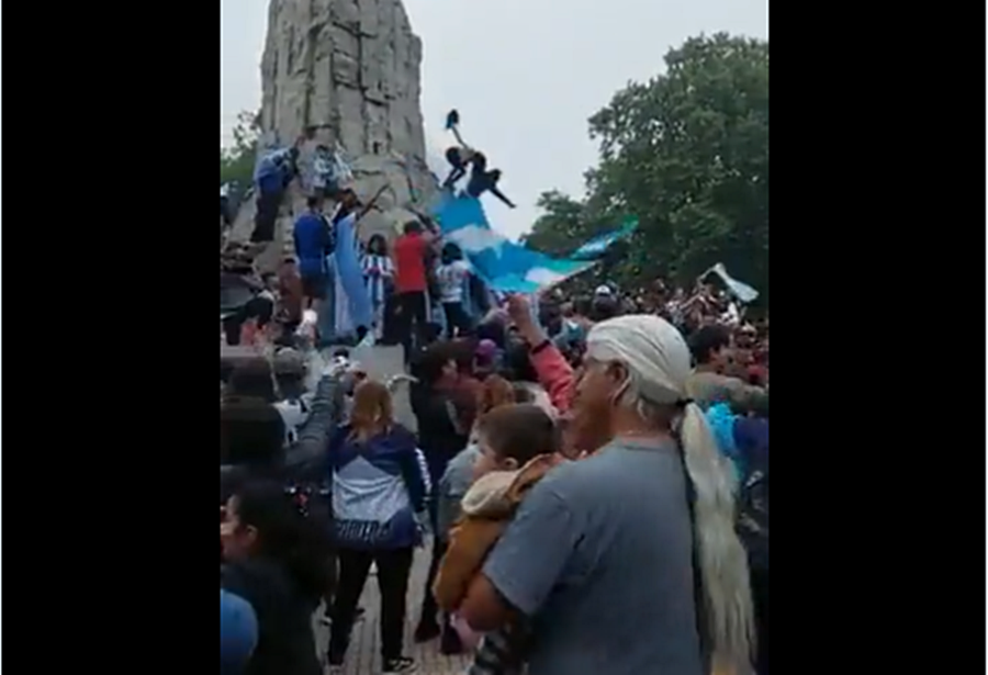 Las increíbles imágenes de la pareja que se cayó del monumento a San Martín en el festejo por la victoria de Argentina