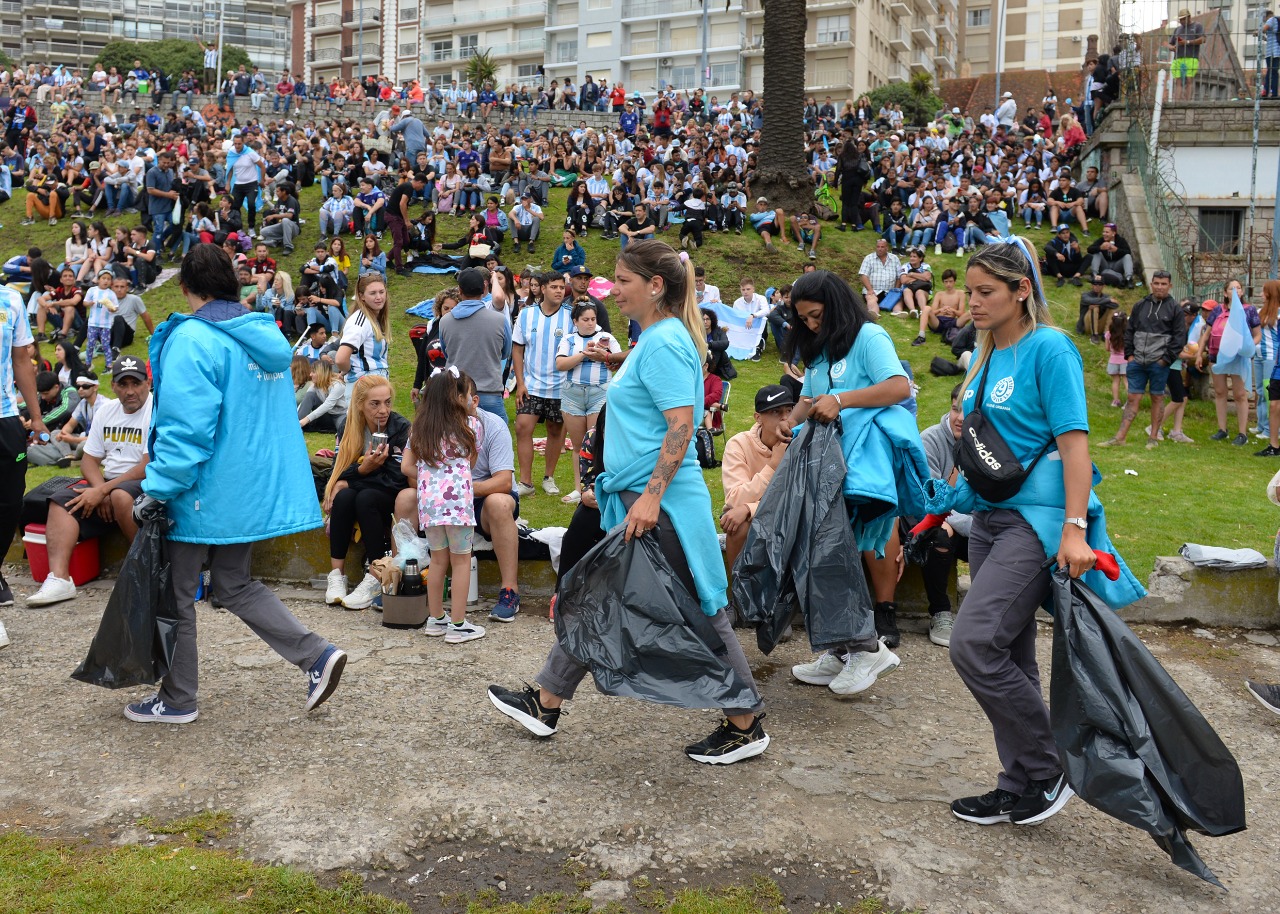 Después del festejo tocó limpiar el predio donde se desarrolló el Arena Fest en Mar del Plata