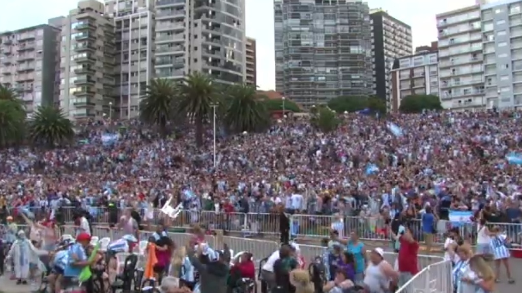Video: la explosión de más 100 mil fanaticos de la Selección Argentina en Mar del Plata