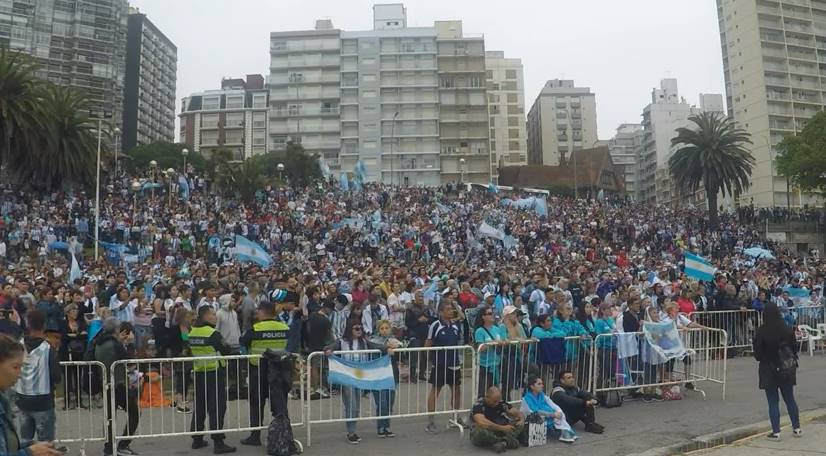Emocionante video: miles persona cantando el himno Argentino en el Fan Fest Mar del Plata