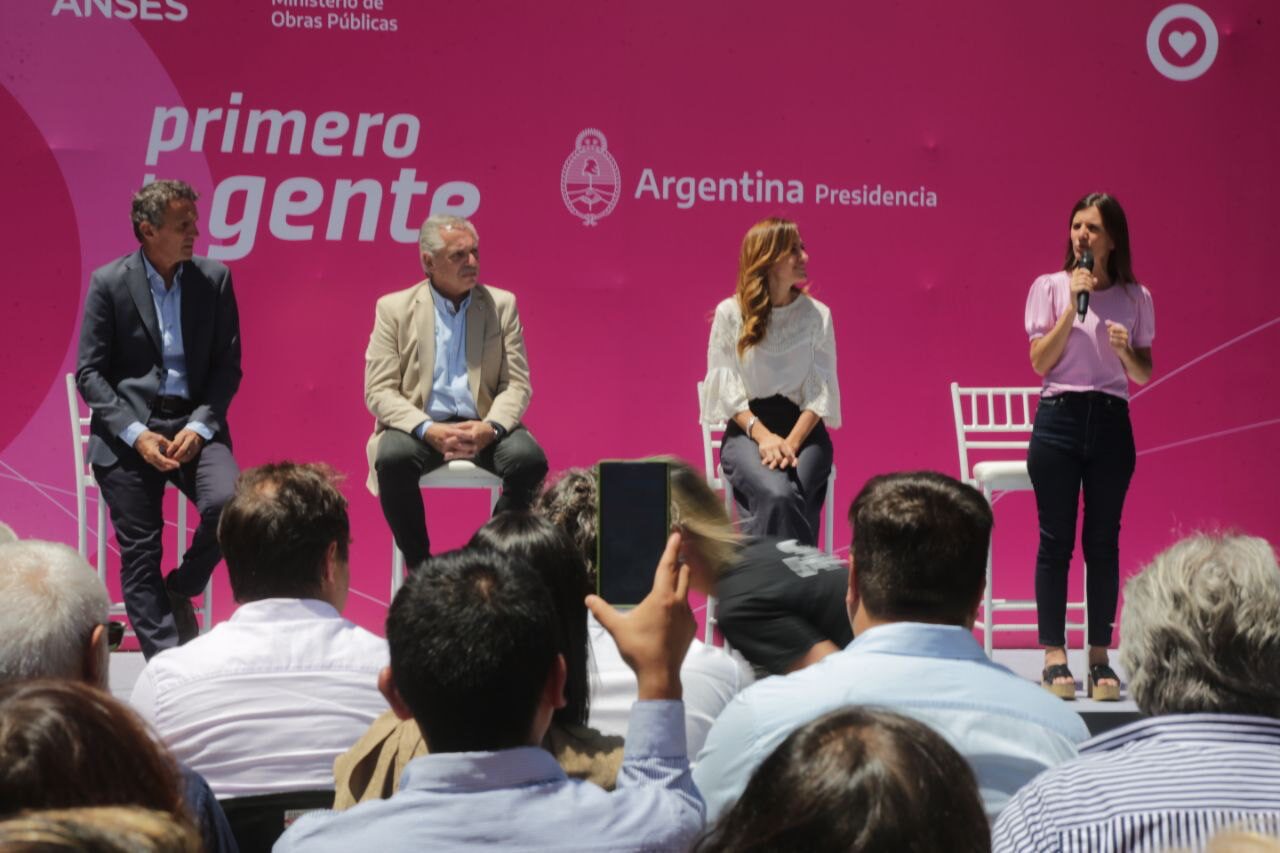 Alberto Fernández y Fernanda Raverta en Mar del Plata: anuncios de políticas inclusivas