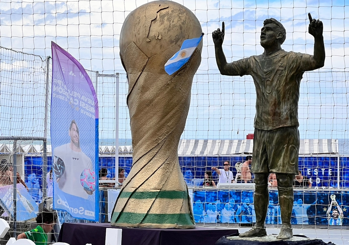 La primera estatua de Messi Campeón del Mundo está en Mar del Plata