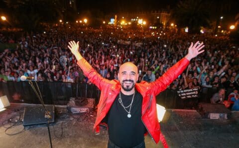 Abel Pintos se despidió de Mar del Plata ante 50 mil personas en Plaza Colón