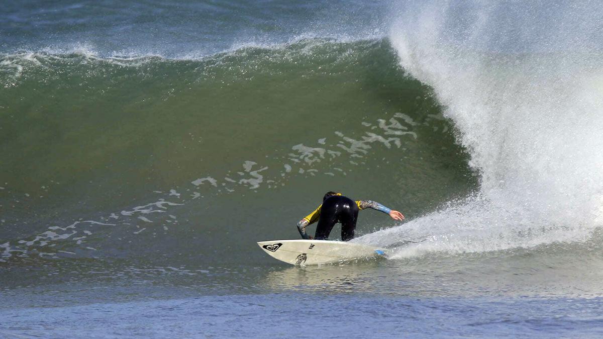 Jóvenes surfistas argentinos brillan en competencia en Mar del Plata