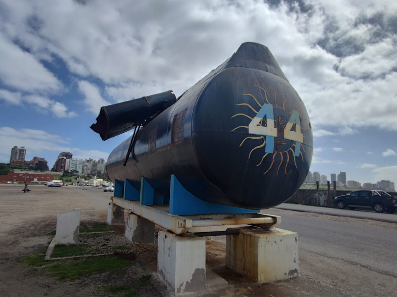 Indignación y sorpresa: la réplica del submarino ARA San Juan se desmorona en la Escollera Norte de Mar del Plata