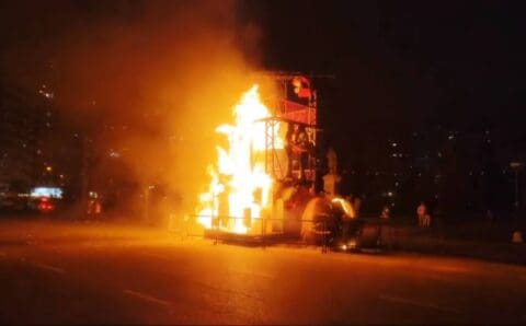 Susto y preocupación en Mar del Plata: Incendio en el Teatro Auditorium tras la «cremá» de la Falla Valenciana