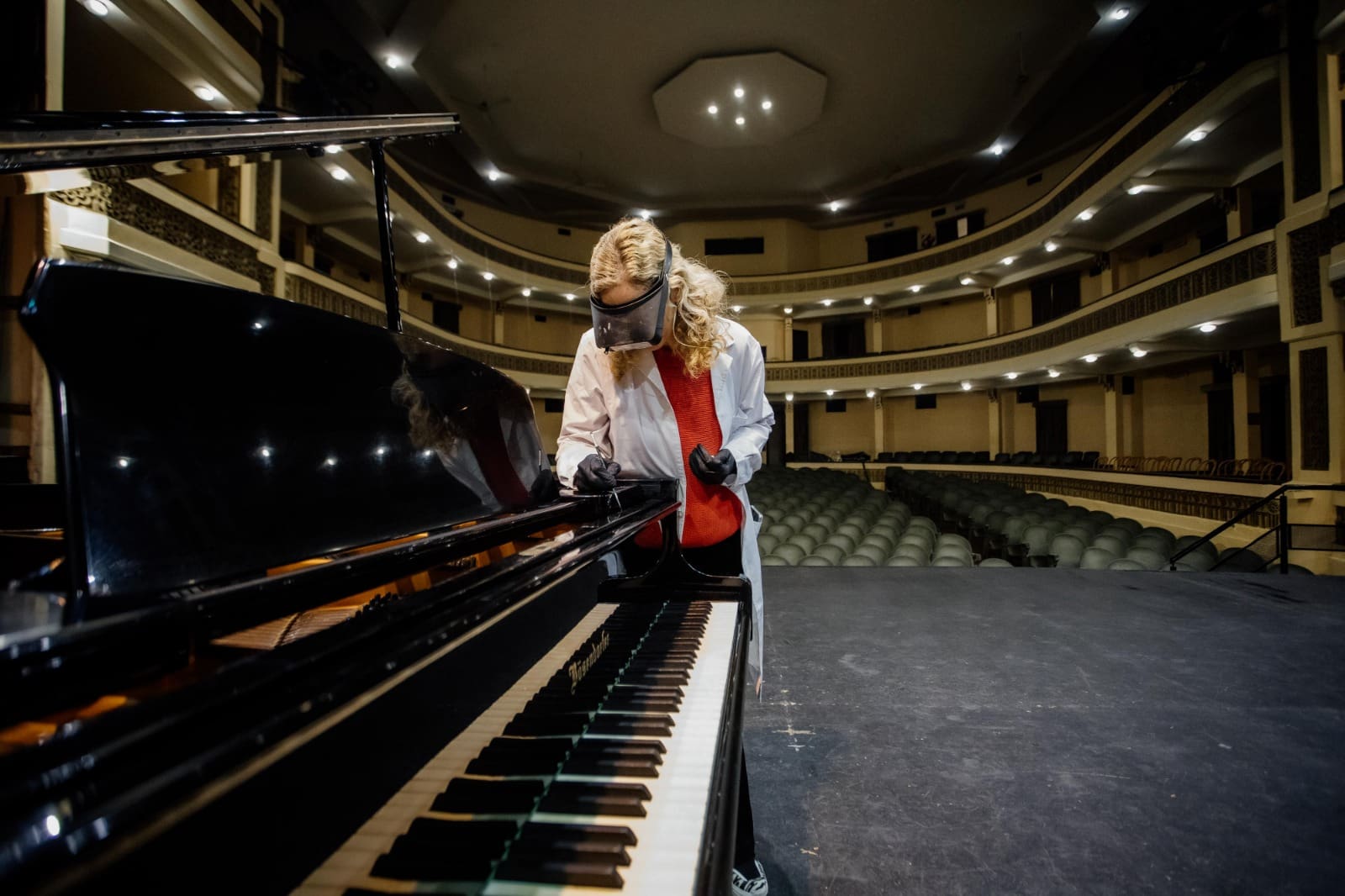 Foto MGP Restauracion del piano del Teatro Colon
