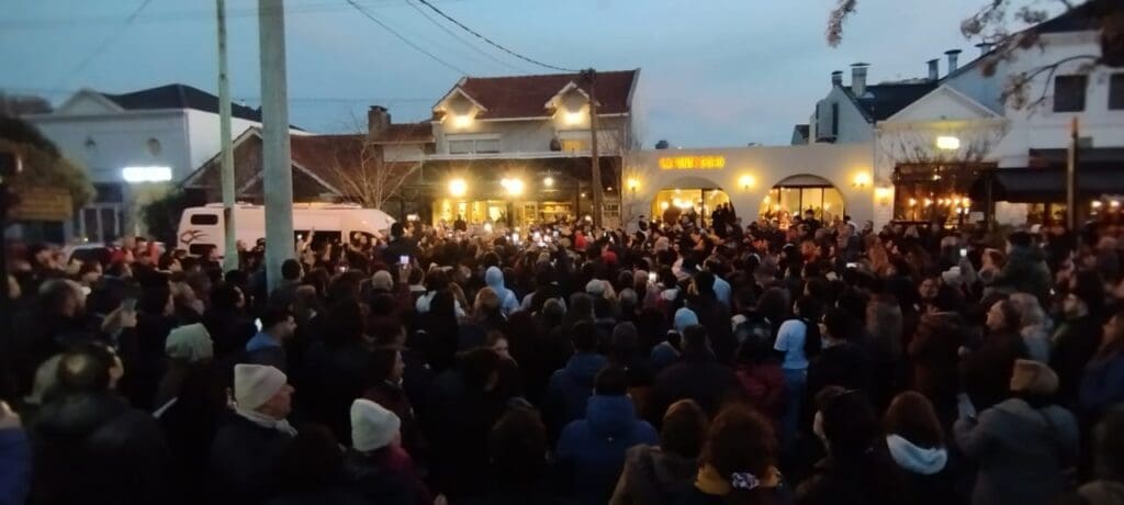 Javier Milei fue recibido por una multitud en su recorrida por Mar del Plata 3 IMG 20230730 WA0032