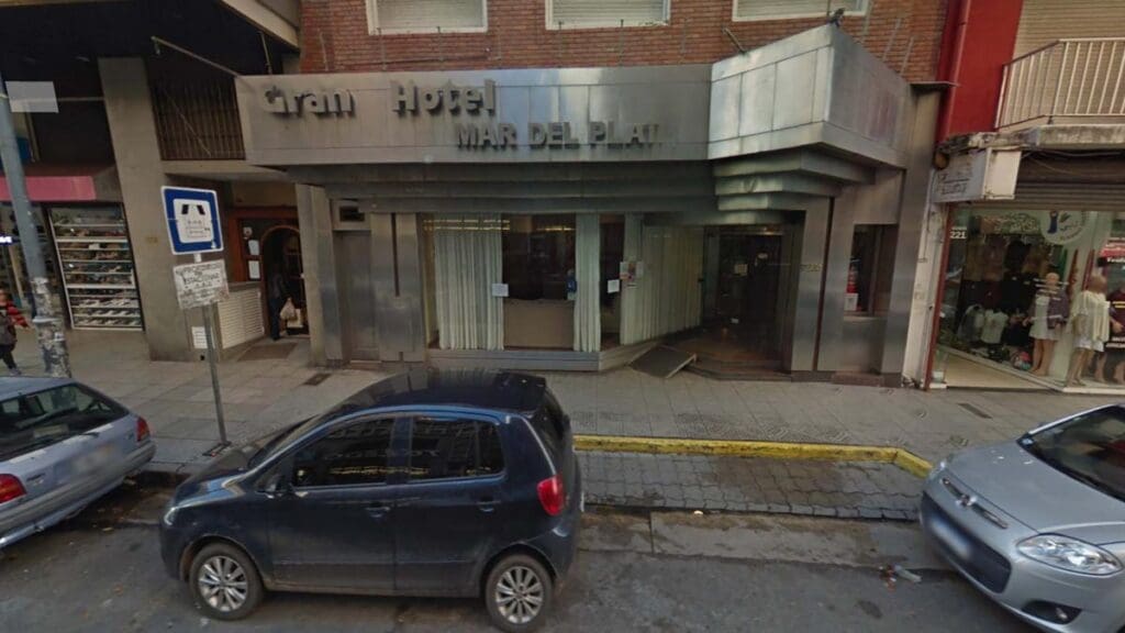 Una egresada de 17 años murió al caer desde el octavo piso de un hotel de Mar del Plata 3 captura