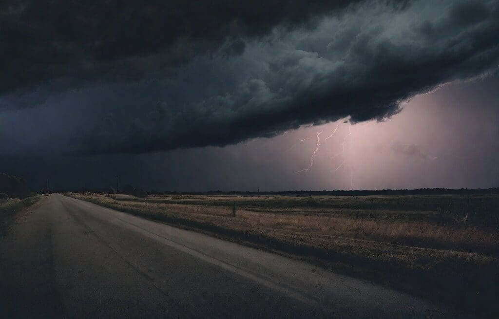 una tormenta en el cielo en plena noche e1702381423608