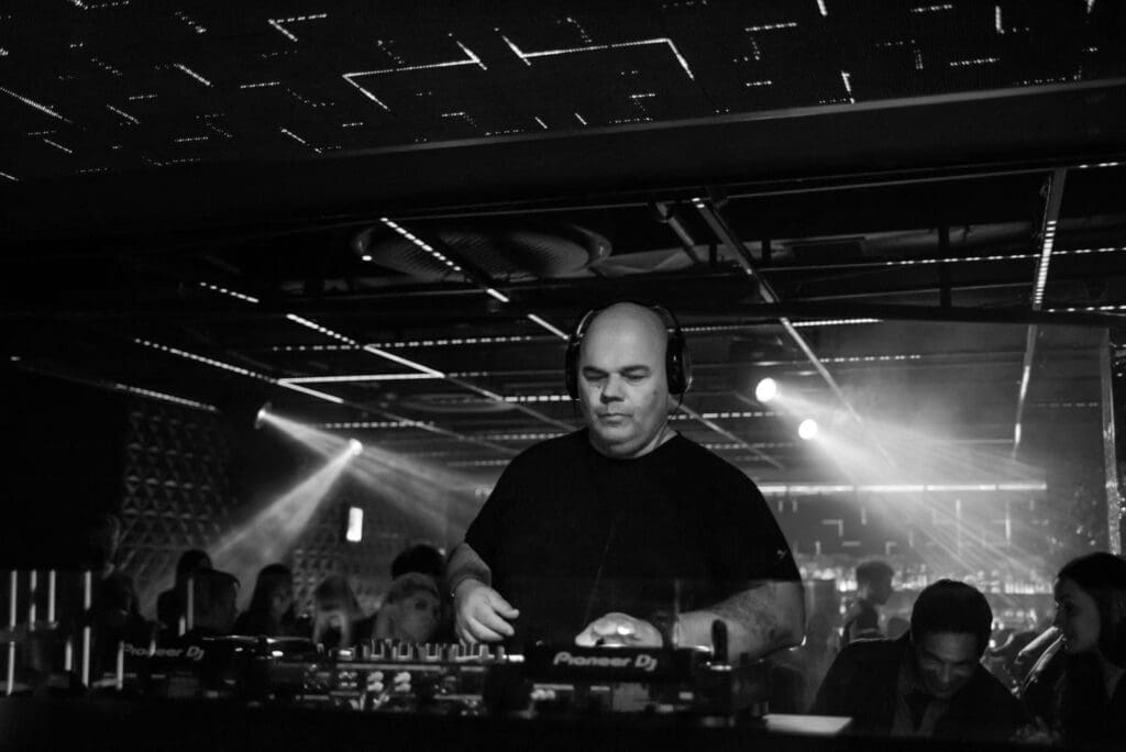 DJ 1