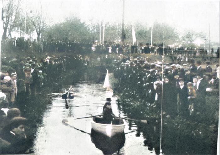 7609 Plaza San Martin mayo de 1910. Festejos pupulares en torno al arroyo Las Chacras. Enviada por Jose Alberto Lago