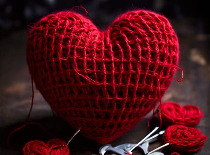 agujas tejiendo un corazon de lana png 2 1