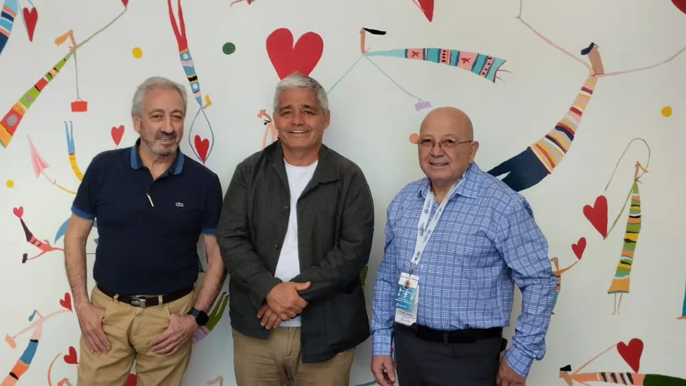 Color, emoción y humanidad: el nuevo mural de Felipe Giménez en la Clínica Colón de Mar del Plata 5 WhatsApp Image 2025 11 13 at 12.31.20 PM 1