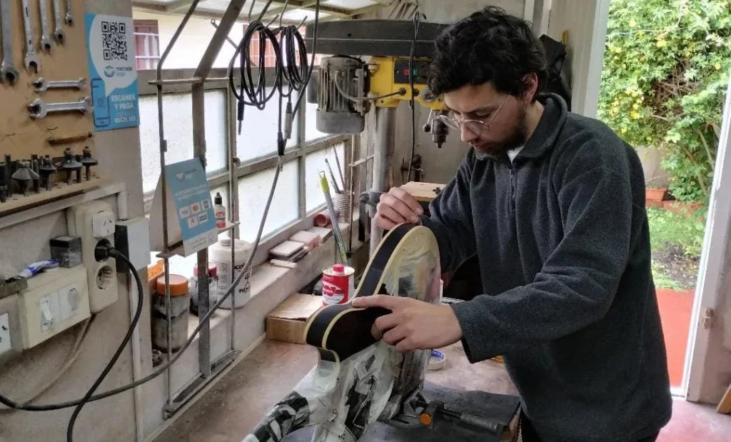 Pasión por la luthería: el taller marplatense que nació tras el objetivo de replicar la guitarra de Brian May 5 WhatsApp Image 2026 09 16 at 12.52.17 PM 1 editado
